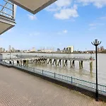 2 Bedroom Apartment Short Term Rental & Flexible Renting Canary Wharf With Free Parking And Free Wifi