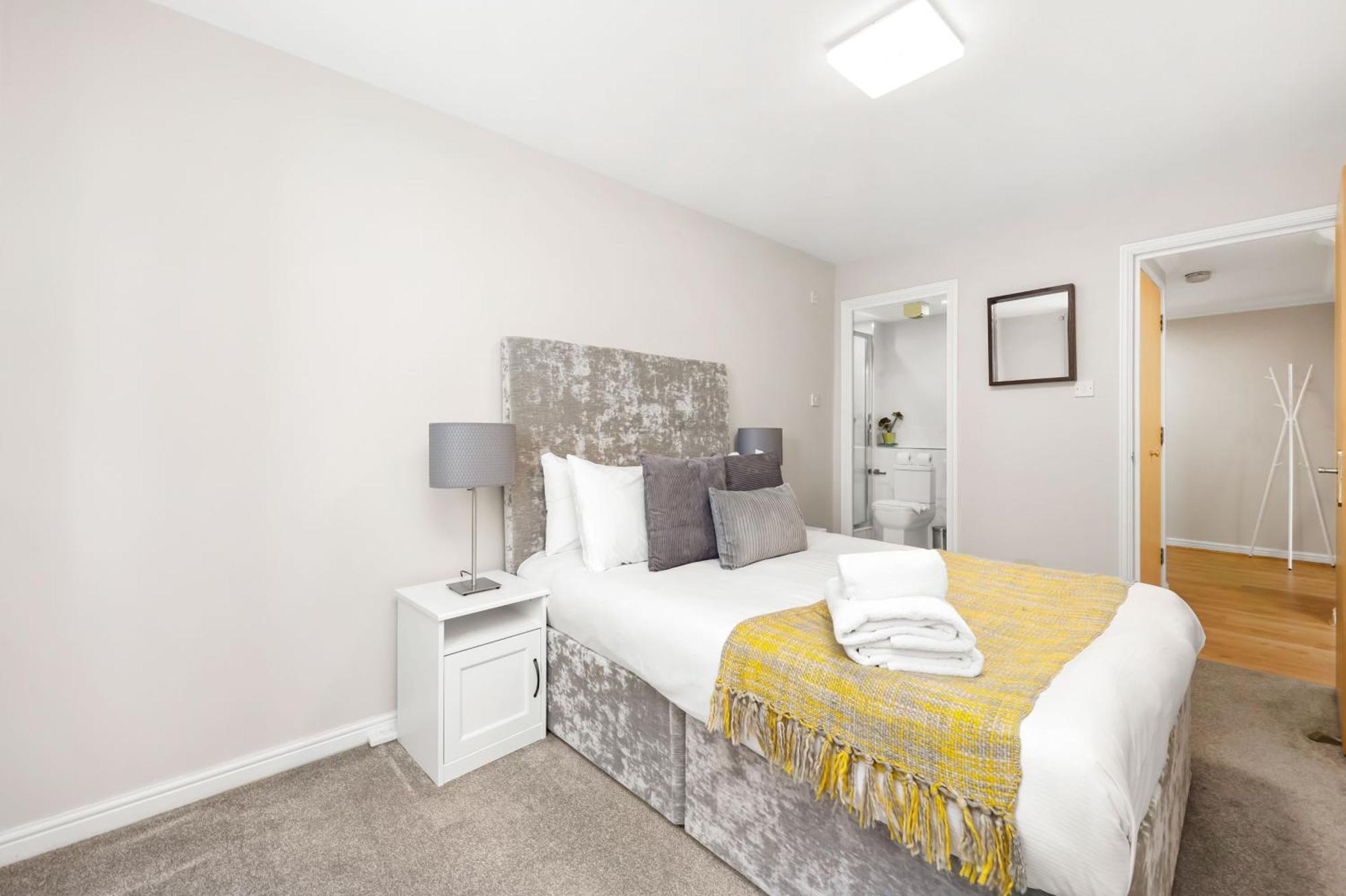 2 Bedroom Short Term & Flexible Renting Canary Wharf With Free Parking And Free Wifi * Londra