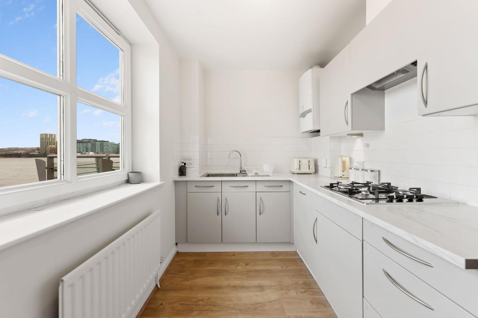2 Bedroom Short Term & Flexible Renting Canary Wharf With Free Parking And Free Wifi *