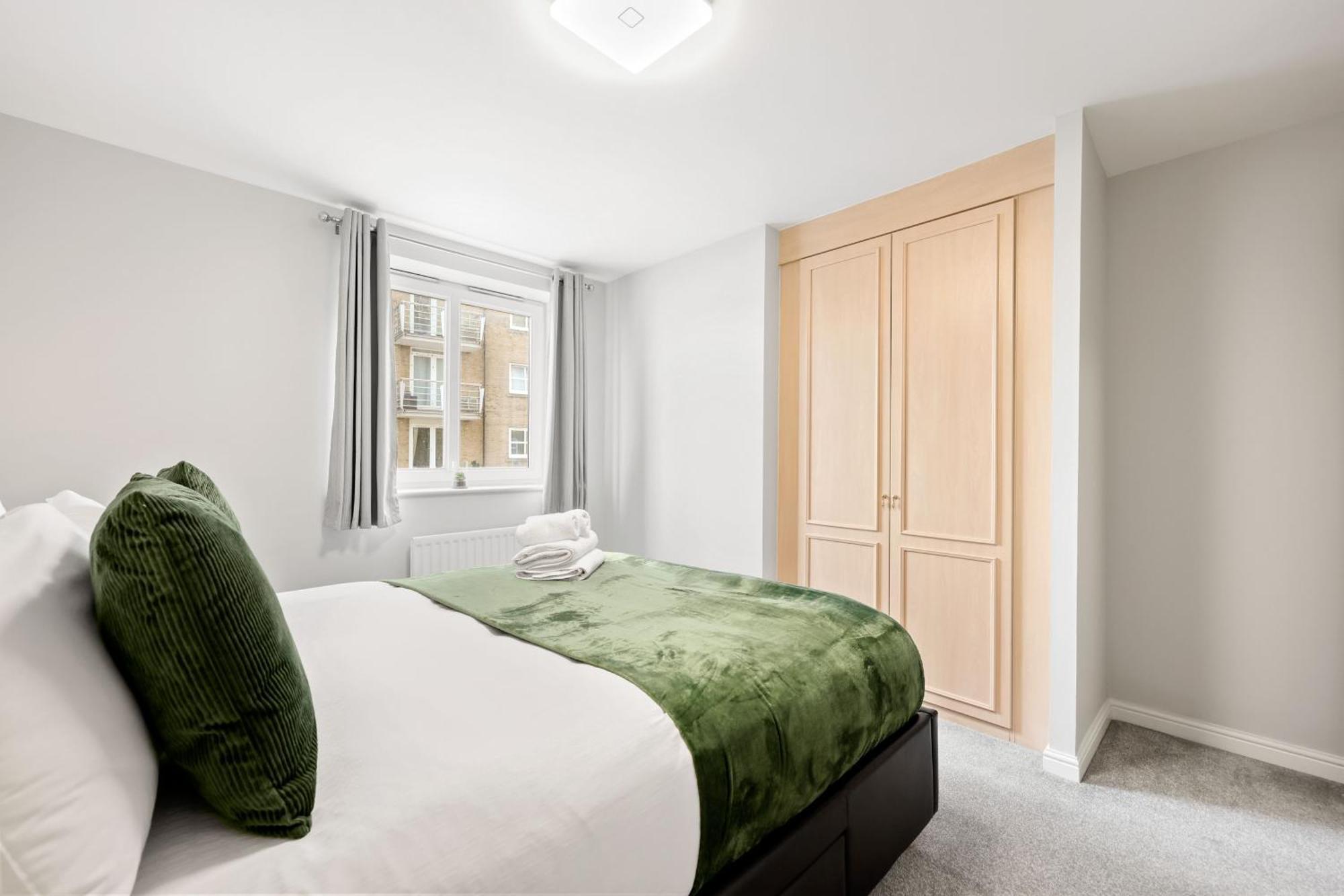 2 Bedroom Short Term & Flexible Renting Canary Wharf With Free Parking And Free Wifi * Londra