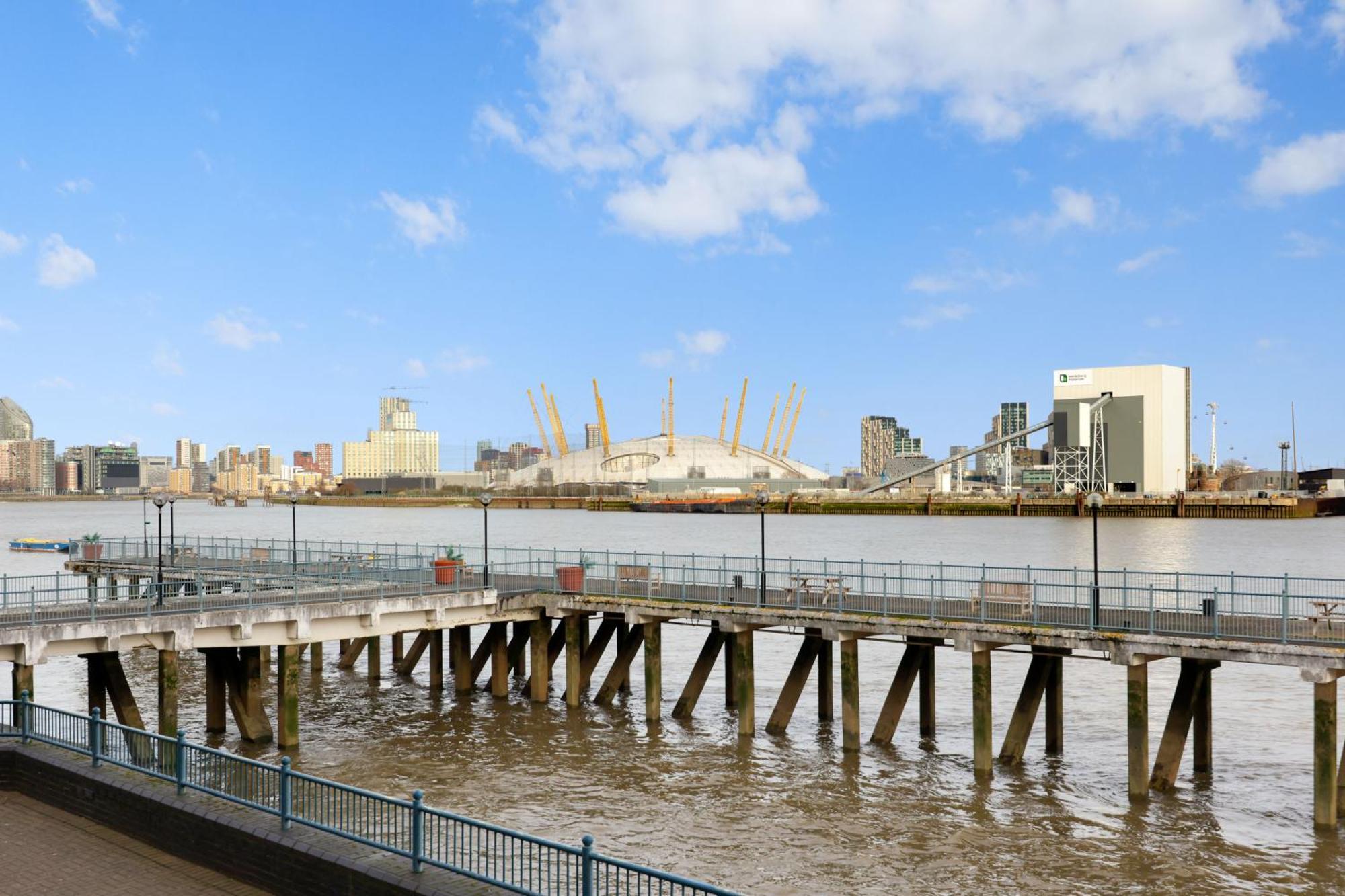 2 Bedroom Short Term & Flexible Renting Canary Wharf With Free Parking And Free Wifi