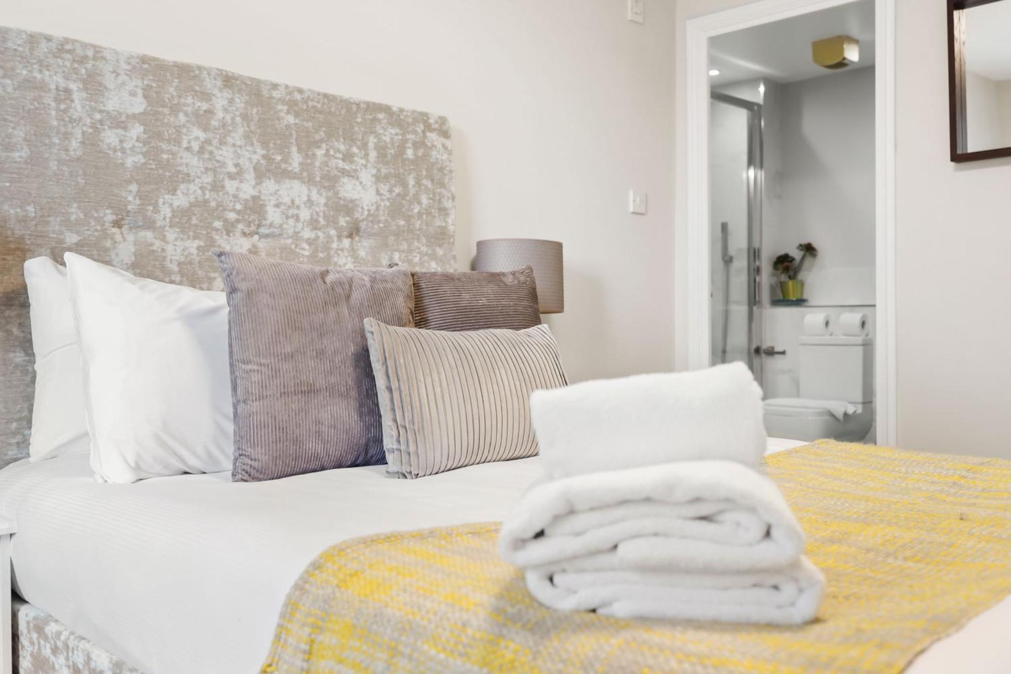 2 Bedroom Short Term & Flexible Renting Canary Wharf With Free Parking And Free Wifi Appartamento Londra