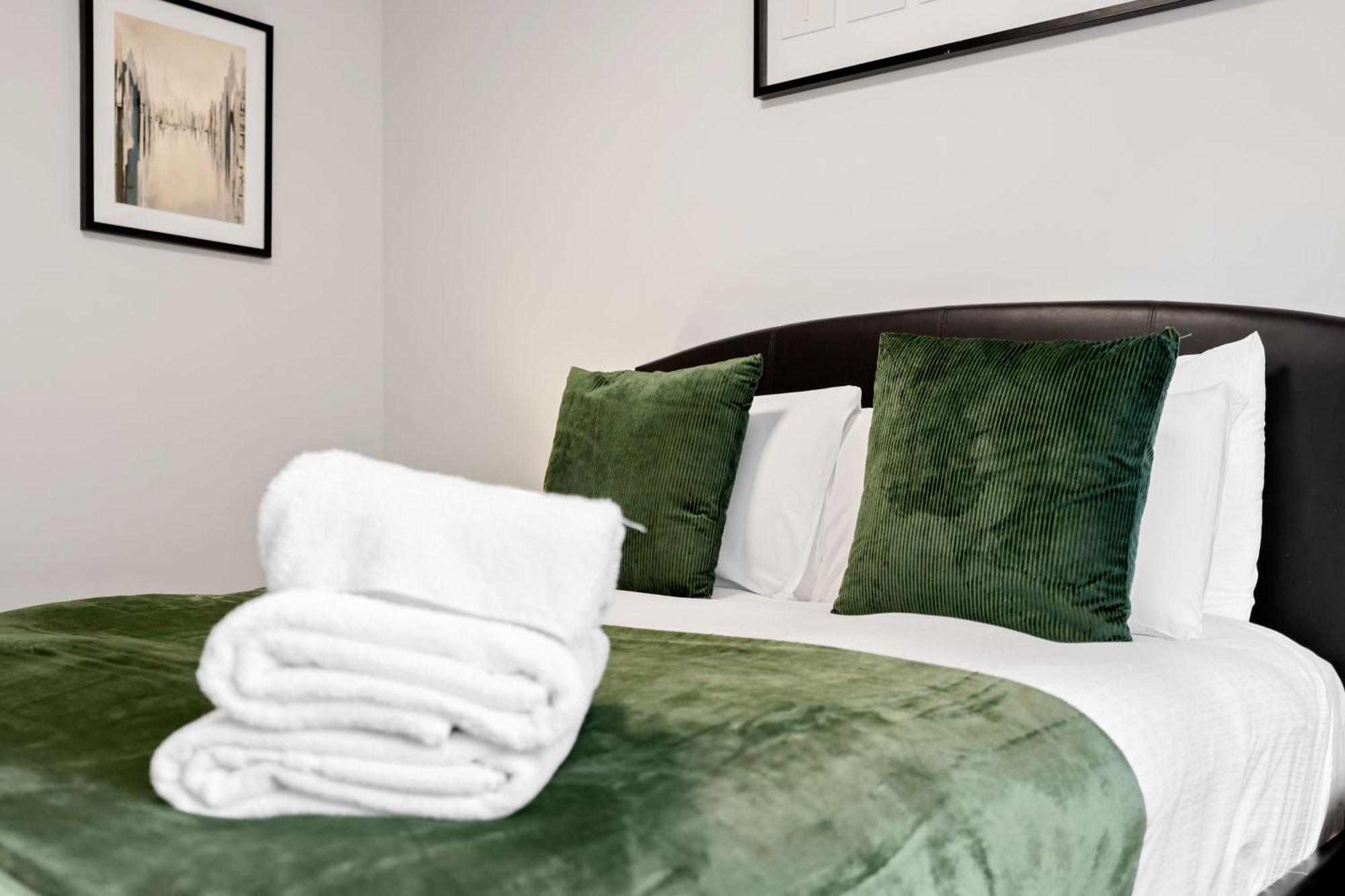 2 Bedroom Short Term & Flexible Renting Canary Wharf With Free Parking And Free Wifi *