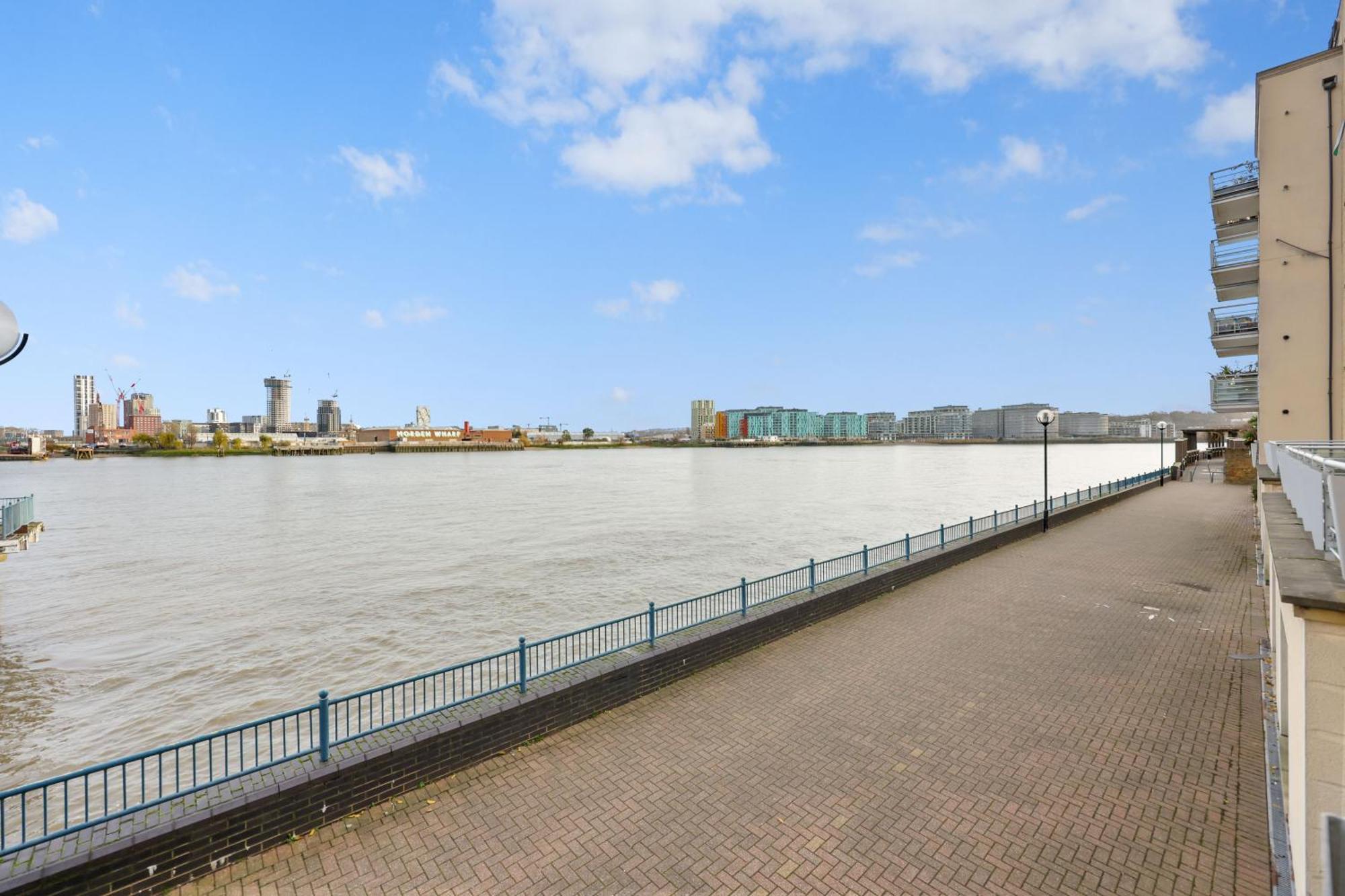 2 Bedroom Short Term & Flexible Renting Canary Wharf With Free Parking And Free Wifi Appartamento Londra